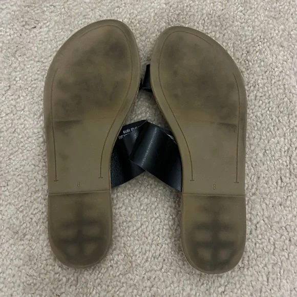 Bundle of 4 Pairs of Women’s Old Navy Sandals and Flip Flops - Size 8 - Picture 3 of 9